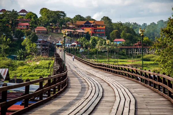 Puente Lun, viejo puente de madera al atardecer en Sangkhlaburi, Kanchanaburi, Tailandia — Foto de Stock