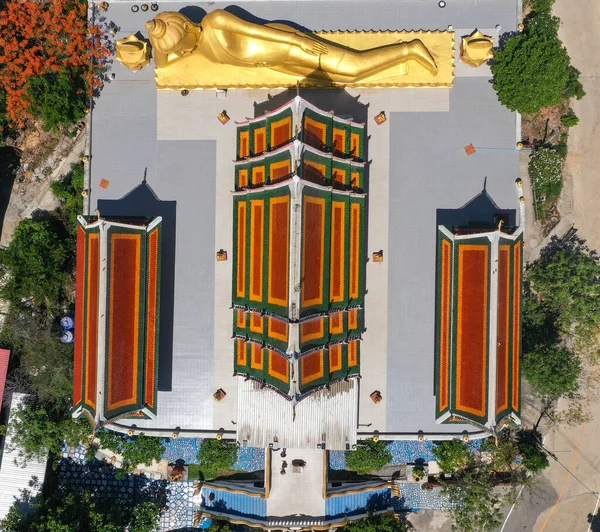 タイのカンチャナブリにある巨大な蛇と金の仏像をリクライニングしたワット・カオ・ソンチャム法寺 — ストック写真