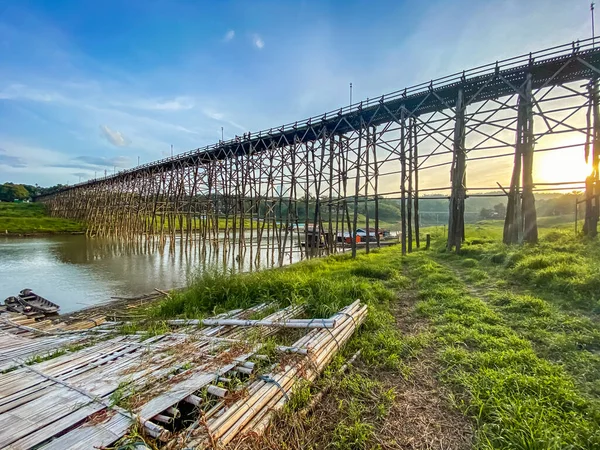 Mon Bridge, vecchio ponte di legno al tramonto a Sangkhlaburi, Kanchanaburi, Thailandia — Foto Stock