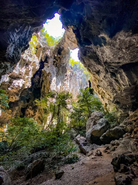 Cueva de Phraya Nakhon, templo del pabellón de Khua Kharuehat en el parque nacional de Khao Sam Roi Yot en Prachuap Khiri Khan, Tailandia — Foto de Stock