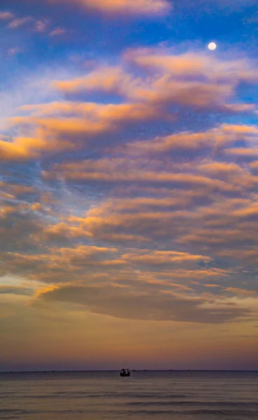 Suan Son Pradipat Beach au coucher du soleil à Prachuap Khiri Khan, Thaïlande — Photo