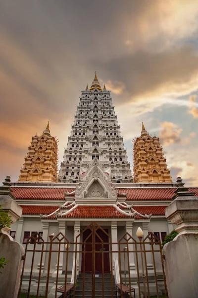 Tempio di Wat Yannasang Wararam, Bodh Gaya Chedi, Bodhagaya Stupa Replica, in wat Yan, a Pattaya, provincia di Chonburi, Thailandia. — Foto Stock
