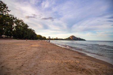 Suan Oğlu Pradipat Plajı Prachuap Khiri Han, Tayland 'da gün batımında