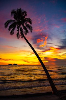 Gün batımında Klong Prao Sahili Koh Chang, Trat, Tayland