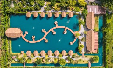 Ormandaki baloncukların hava manzarası, Maldivler kopyası, Nakhon Pathom, Tayland