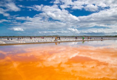 Phetchaburi Tuzu Naklua 'da daireler, çiftlikler ve çiftçiler Phetchaburi, Tayland' da tuz topluyor.