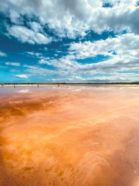 Phetchaburi Tuzu Naklua 'da daireler, çiftlikler ve çiftçiler Phetchaburi, Tayland' da tuz topluyor.