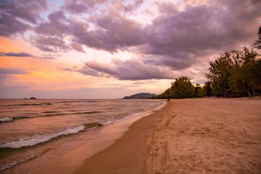 Suan Oğlu Pradipat Plajı Prachuap Khiri Han, Tayland 'da gün batımında