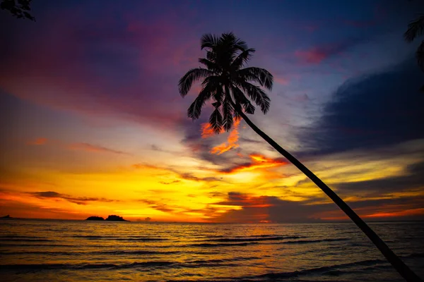 Klong Prao Beach durante il tramonto in Koh Chang, Trat, Thailandia — Foto Stock