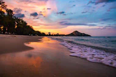 Suan Oğlu Pradipat Plajı Prachuap Khiri Han, Tayland 'da gün batımında