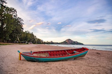 Suan Oğlu Pradipat Plajı Prachuap Khiri Han, Tayland 'da gün batımında