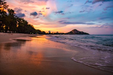 Suan Oğlu Pradipat Plajı Prachuap Khiri Han, Tayland 'da gün batımında