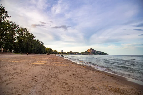 Playa Suan Son Pradipat al atardecer en Prachuap Khiri Khan, Tailandia —  Fotos de Stock