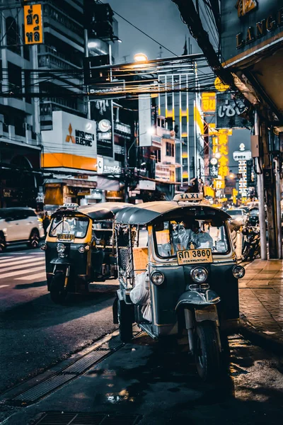 Chinatown Straßen in der Nacht in Bangkok, Thailand — Stockfoto