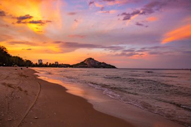 Suan Oğlu Pradipat Plajı Prachuap Khiri Han, Tayland 'da gün batımında