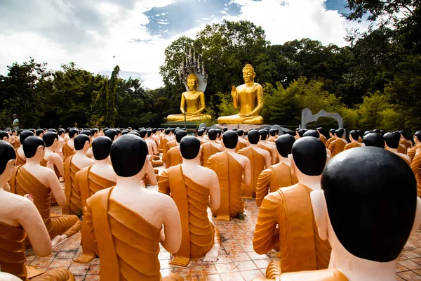 Wat Chak Yai temple, golden buddha and hundreds of monks, in Chanthaburi, Thailand — Stock Photo, Image