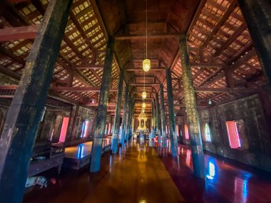 Wat Yai Suwannaram tapınağı Phetchaburi, Tayland 'da yeşil zümrüt Buddha ile