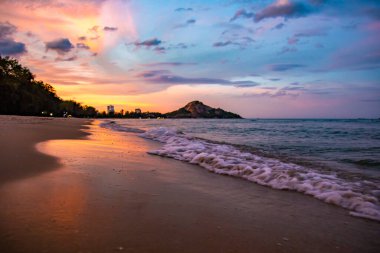 Suan Oğlu Pradipat Plajı Prachuap Khiri Han, Tayland 'da gün batımında