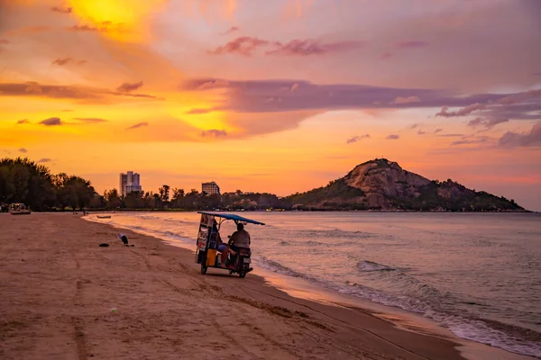 Playa Suan Son Pradipat al atardecer en Prachuap Khiri Khan, Tailandia —  Fotos de Stock