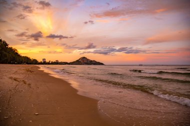Suan Oğlu Pradipat Plajı Prachuap Khiri Han, Tayland 'da gün batımında