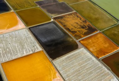 Phetchaburi Tuzu Naklua 'da daireler, çiftlikler ve çiftçiler Phetchaburi, Tayland' da tuz topluyor.