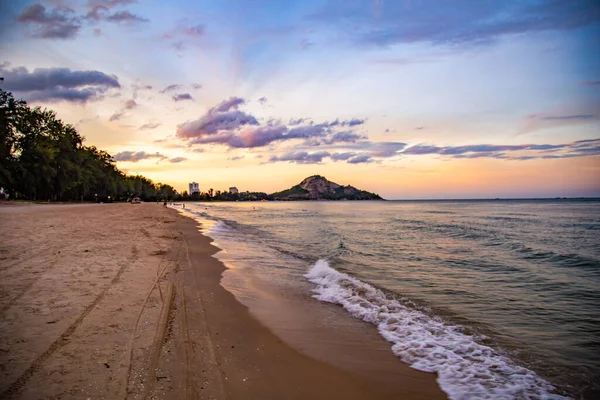 Suan Oğlu Pradipat Plajı Prachuap Khiri Han, Tayland 'da gün batımında
