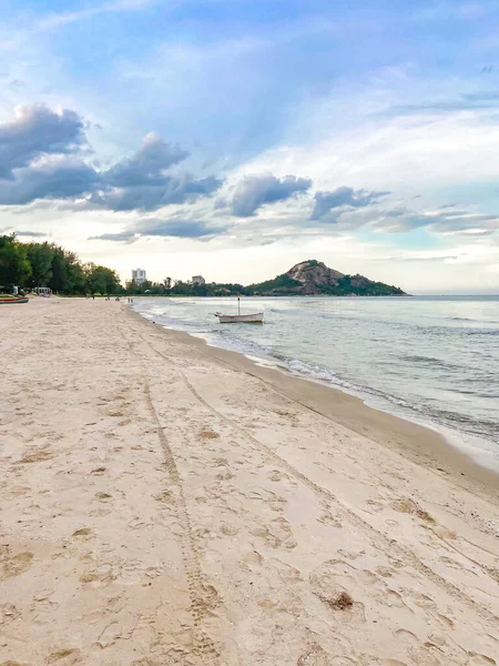 Playa Suan Son Pradipat al atardecer en Prachuap Khiri Khan, Tailandia —  Fotos de Stock