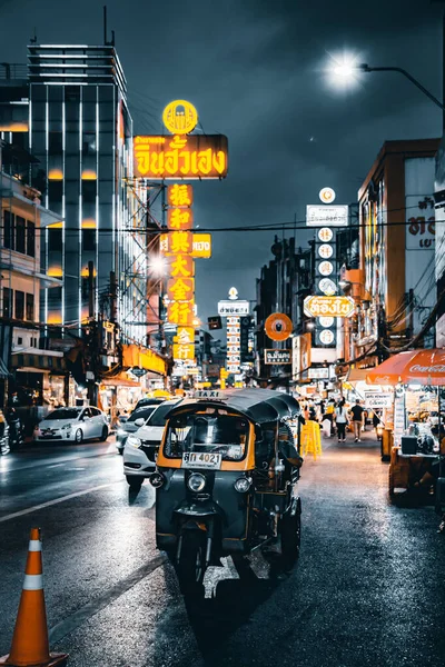 Chinatown calles por la noche durante covid en Bangkok, Tailandia —  Fotos de Stock