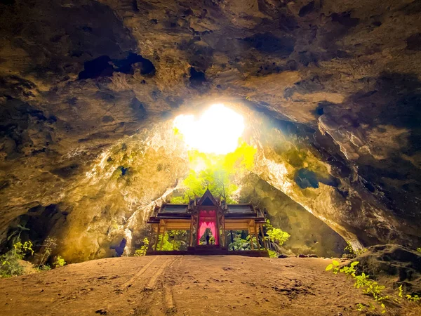 Phraya Nakhongrottan, Khua Kharuehat pavillion tempel i Khao Sam Roi Yot nationalpark i Prachuap Khiri Khan, Thailand — Stockfoto