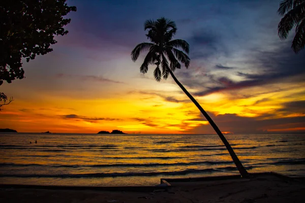 Klong Prao Beach durante o pôr do sol em Koh Chang, Trat, Tailândia — Fotografia de Stock