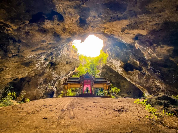 Cueva de Phraya Nakhon, templo del pabellón de Khua Kharuehat en el parque nacional de Khao Sam Roi Yot en Prachuap Khiri Khan, Tailandia —  Fotos de Stock