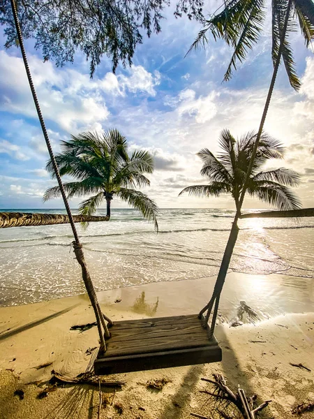 Praia de Klong Chao e suas palmeiras duplas em koh Kood, Trat, Tailândia — Fotografia de Stock