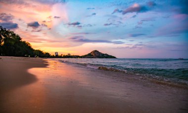 Suan Oğlu Pradipat Plajı Prachuap Khiri Han, Tayland 'da gün batımında