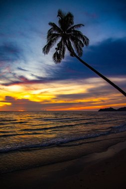 Gün batımında Klong Prao Sahili Koh Chang, Trat, Tayland