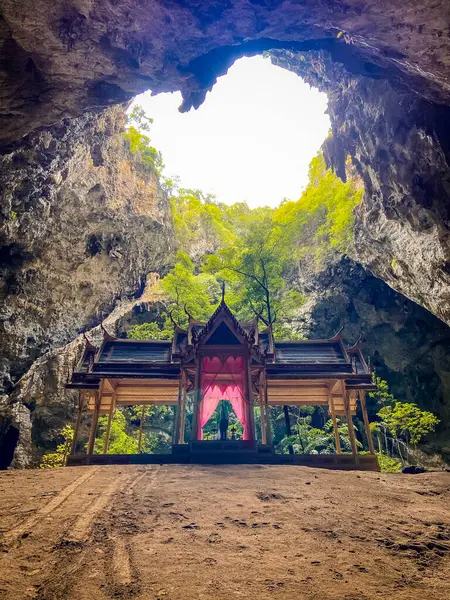 Phraya Nakhon Cave, Khua Kharuehat pavillion temple in Khao Sam Roi Yot National Park in Prachuap Khiri Khan, Thailand — Fotografia de Stock