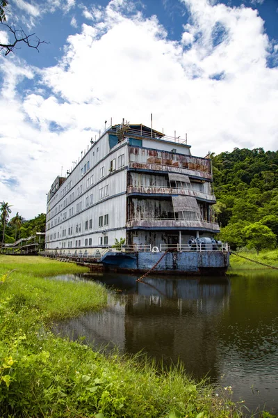 Forladt Boat Chalet, Ghost Ship i Grand Lagoona, Koh Chang, Trat, Thailand - Stock-foto