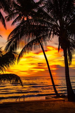 Gün batımında Klong Prao Sahili Koh Chang, Trat, Tayland