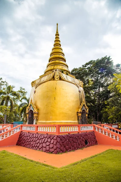 Templo de Wat Chak Yai, buda dorada y cientos de monjes, en Chanthaburi, Tailandia —  Fotos de Stock