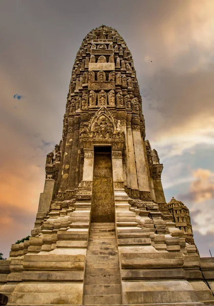 Wat Aranyikawas templo, reclinável buddha e pagode, em Chon Buri, Tailândia — Fotografia de Stock