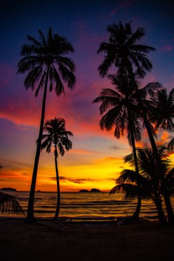 Gün batımında Klong Prao Sahili Koh Chang, Trat, Tayland