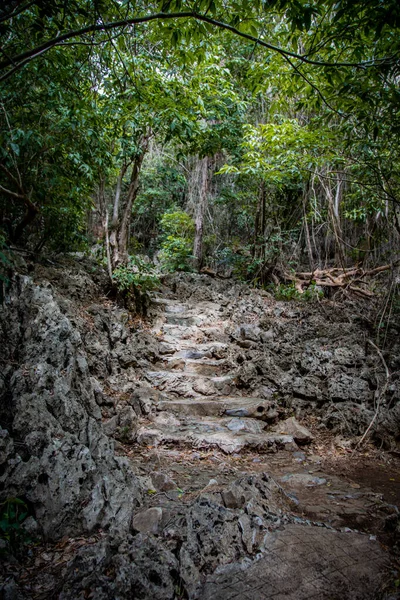 Cueva de Phraya Nakhon, templo del pabellón de Khua Kharuehat en el parque nacional de Khao Sam Roi Yot en Prachuap Khiri Khan, Tailandia —  Fotos de Stock