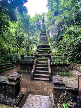 Namtok Phlio Ulusal Parkı, Chanthaburi, Tayland 'da antik pagoda ve şelale