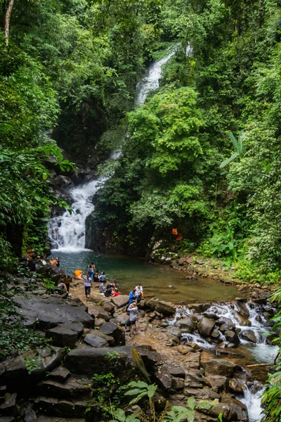 Namtok Phlio Ulusal Parkı, Chanthaburi, Tayland 'da antik pagoda ve şelale
