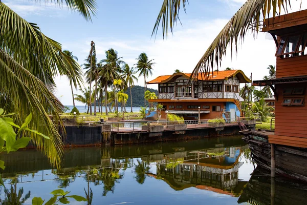 Abandoned Boat Chalet, Ghost Ship in Grand Lagoona, Koh Chang, Trat, Thailand — Stock Photo, Image