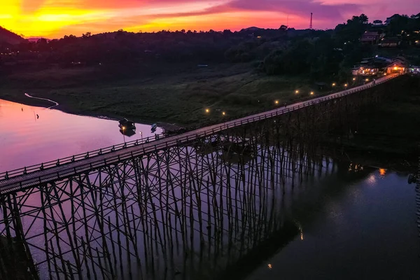 Mon Bridge, alte Holzbrücke bei Sonnenuntergang in Sangkhlaburi, Kanchanaburi, Thailand — Stockfoto