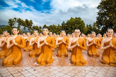 Wat Chak Yai tapınağı, altın Buda ve yüzlerce keşiş, Chanthaburi, Tayland 'da