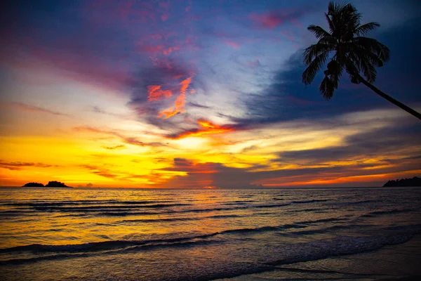 Klong Prao Beach κατά τη διάρκεια του ηλιοβασιλέματος σε koh Chang, Trat, Ταϊλάνδη — Φωτογραφία Αρχείου