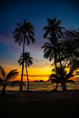 Gün batımında Klong Prao Sahili Koh Chang, Trat, Tayland