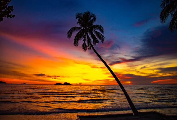 Klong Prao Beach podczas zachodu słońca w Koh Chang, Trat, Tajlandia — Zdjęcie stockowe