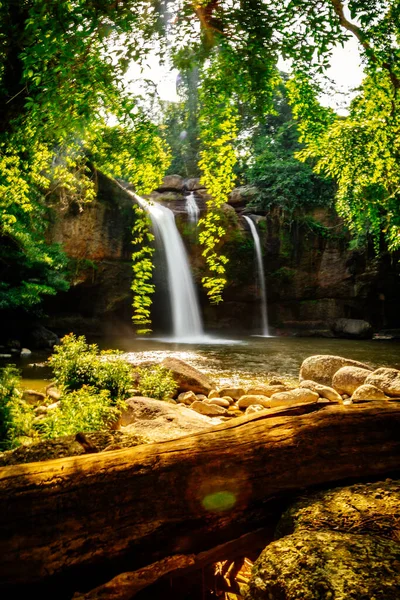 Cachoeira Haew Suwat no Parque Nacional Khao Yai em Nakhon Ratchasima, Tailândia — Fotografia de Stock